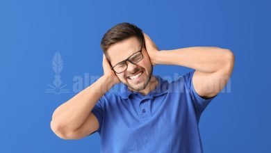 Orang menutup telinga karena terganggu suara keras sound horeg