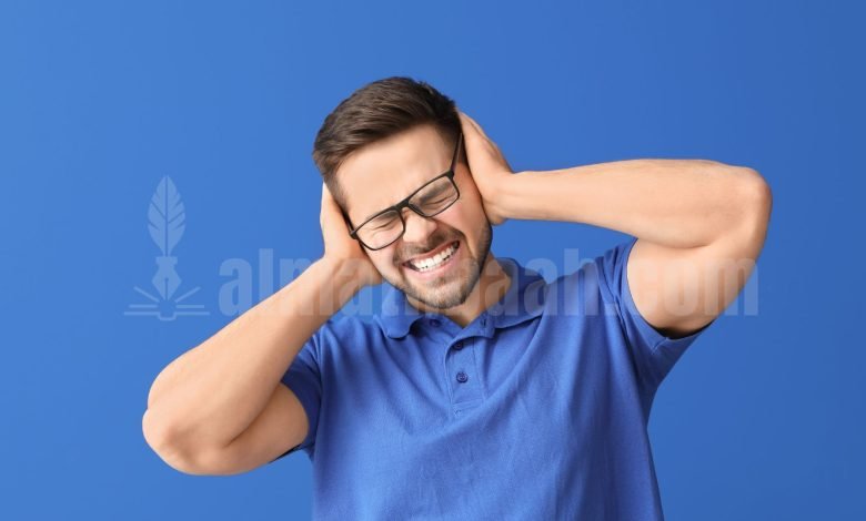 Orang menutup telinga karena terganggu suara keras sound horeg