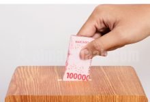 Ilustrasi tangan bersedekah, makna sedekah tidak harus menunggu kaya