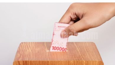 Ilustrasi tangan bersedekah, makna sedekah tidak harus menunggu kaya