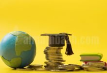 "Ilustrasi wakaf untuk pendidikan dengan globe dan perlengkapan belajar di atas meja" (Alt text sebaiknya deskriptif, singkat, dan menjelaskan isi gambar untuk pembaca layar dan SEO.)