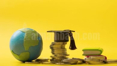 "Ilustrasi wakaf untuk pendidikan dengan globe dan perlengkapan belajar di atas meja" (Alt text sebaiknya deskriptif, singkat, dan menjelaskan isi gambar untuk pembaca layar dan SEO.)