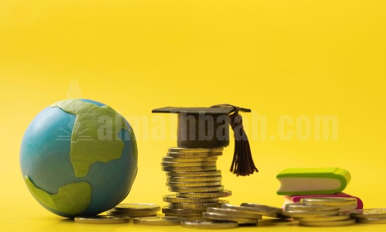 "Ilustrasi wakaf untuk pendidikan dengan globe dan perlengkapan belajar di atas meja" (Alt text sebaiknya deskriptif, singkat, dan menjelaskan isi gambar untuk pembaca layar dan SEO.)